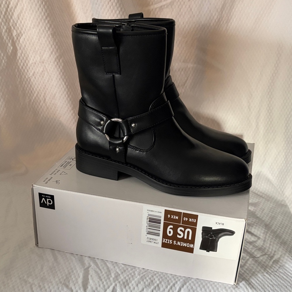 BNIB Dolce Vita Women’s Size 9 Black Pondo Zip Side Faux Leather Small Heel Boot